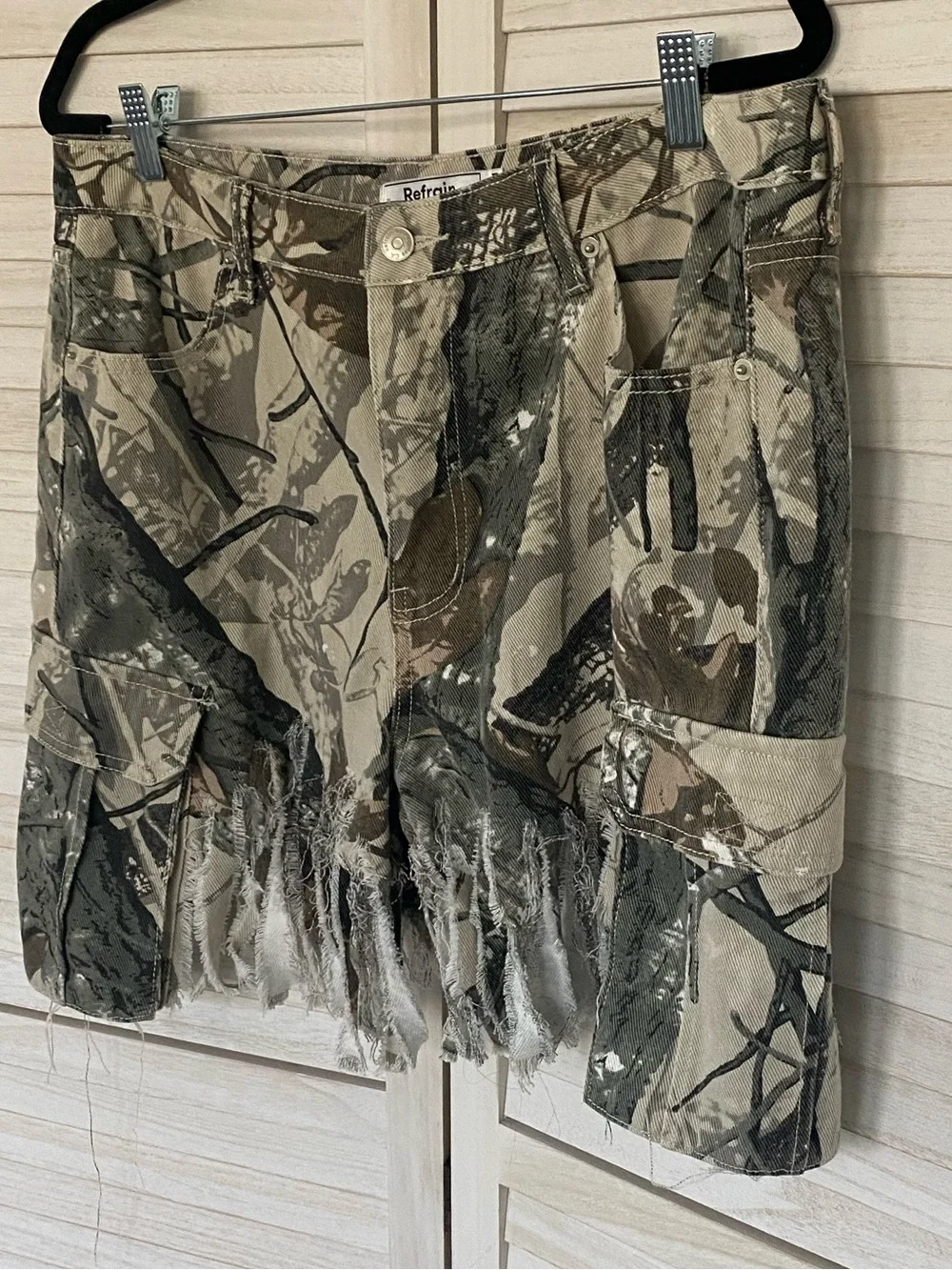 Refrain Olive Camo Cargo Fringe  Distressed Shorts SZ 13/31